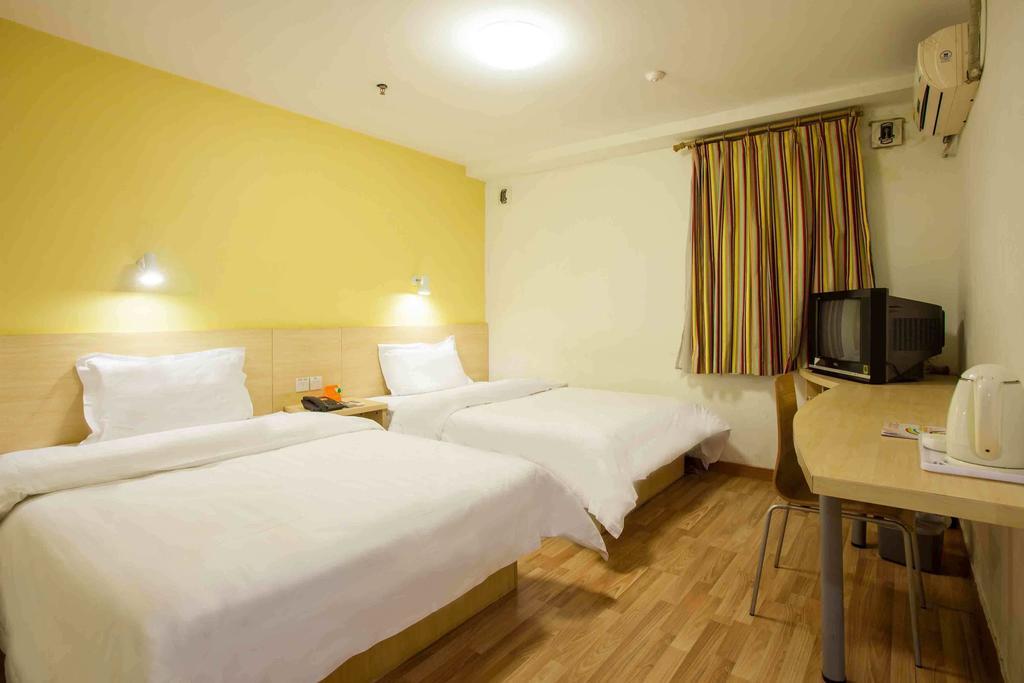 7Days Premium Luoyang Peony Square Branch Hotel Room photo