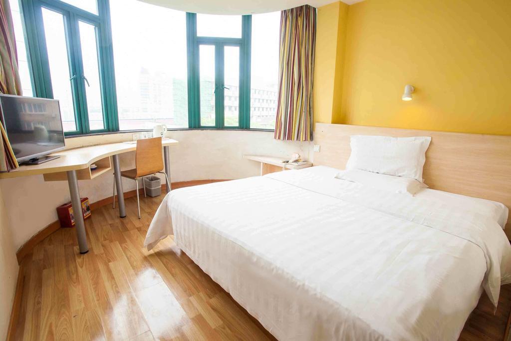 7Days Premium Luoyang Peony Square Branch Hotel Room photo
